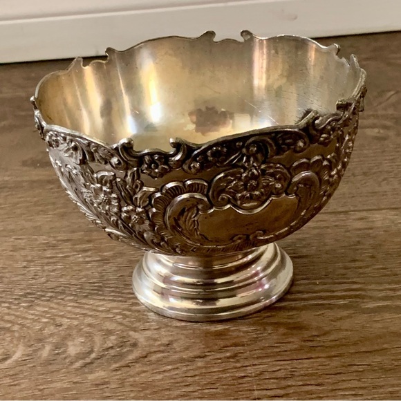 Vintage F.B. Rogers Silver Plate Ornate Floral Relief Pedestal Bowl - Picture 12 of 13